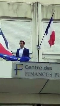 Candidato a eurodeputado tira bandeira da UE de edifício público em França