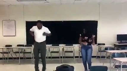 Prometeu dançar com aluna se ela passasse exame. E cumpriu