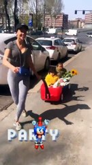 É com este carrinho que Georgina Rodríguez passeia os filhos no mercado