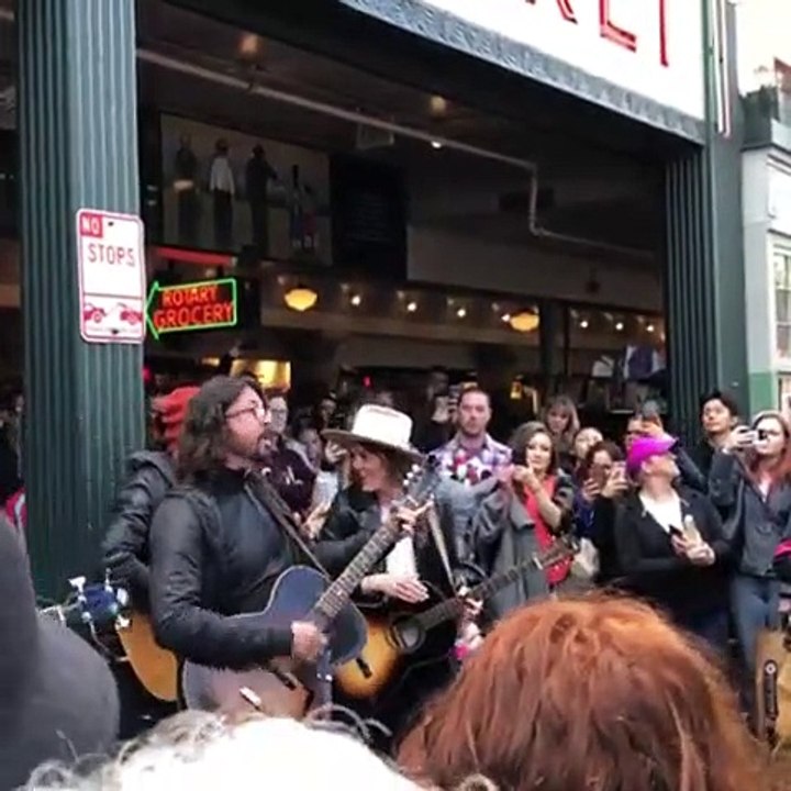 Dave Grohl e Brandi Carlile dão concerto surpresa nas ruas de Seattle