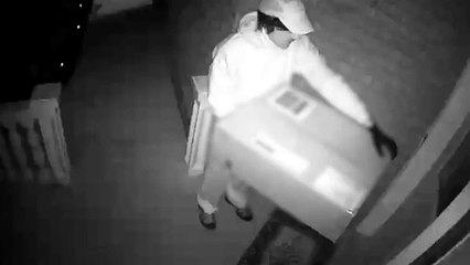 Polícia canadiana procura falso estafeta que disparou besta sobre mulher