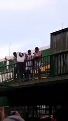 adeptos imitam avião da Chapecoense a cair