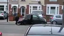 Jovem dá luta quando ladrões lhe tentam roubar o carro no Reino Unido