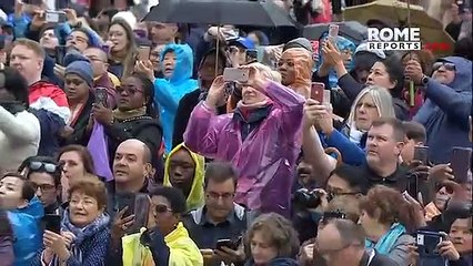 Papa e as oito crianças no papamóvel