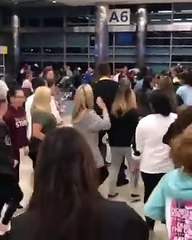 Funcionário da Spirit Airlines faz furor ao dançar com cheerleaders