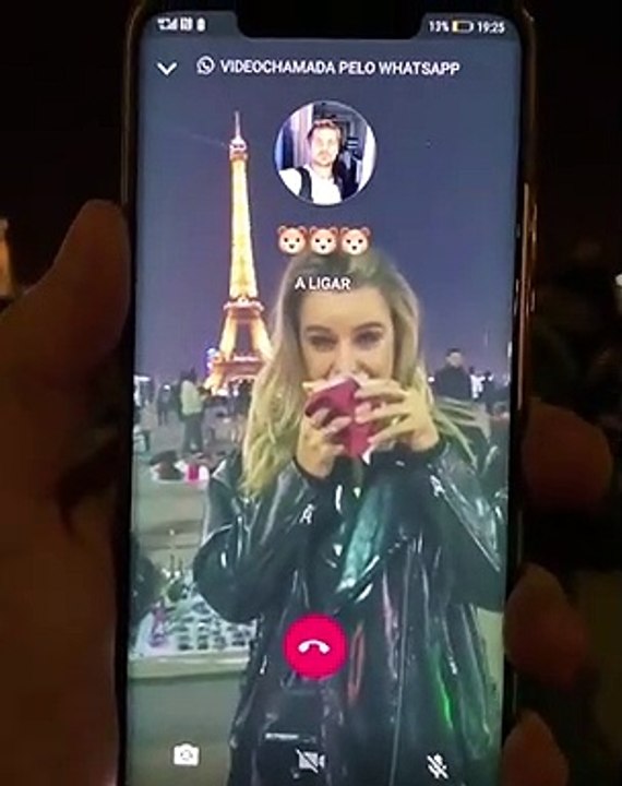 Vídeo: Em Paris, Kelly Bailey mostra videochamada para Lourenço Ortigão