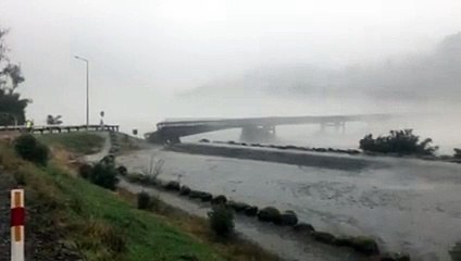 Tempestade faz colapsar ponte na Nova Zelândia