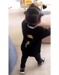 Filha de Kylie Jenner recebe colar de diamantes oferecido pelo pai