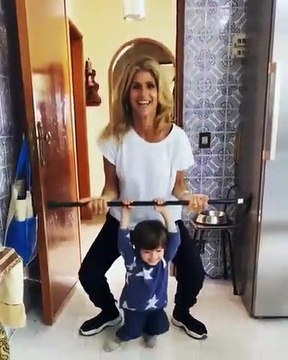 Bibá Pitta faz exercício físico e o neto diverte-se