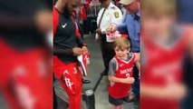 Chris Paul faz a delícia de um pequeno fã