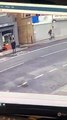Tijolos caiem de prédio para o chão segundos após homem passar em Londres