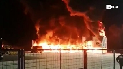 As imagens do incêndio que destruiu 23 motos do MotoE