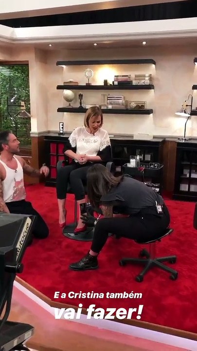 Cláudio Ramos cheio de tatuagens. Cristina Ferr...