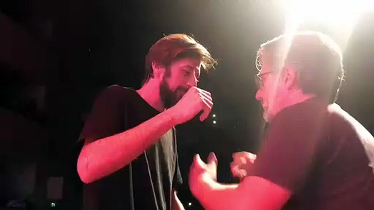 Vídeo: Nuno Markl e Bruno Nogueira beijam-se em espetácuo ao vivo