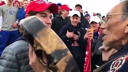 Jovens gozam com nativo-americano