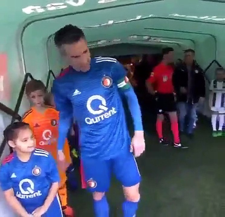 Gesto de Van Persie com crianças