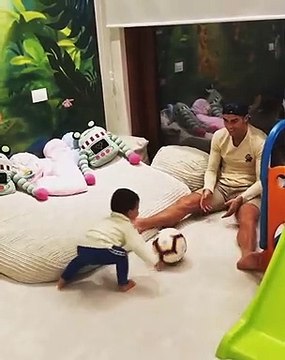 Filhos de Ronaldo nascem com a bola nos pés: Os primeiros passes de Mateo