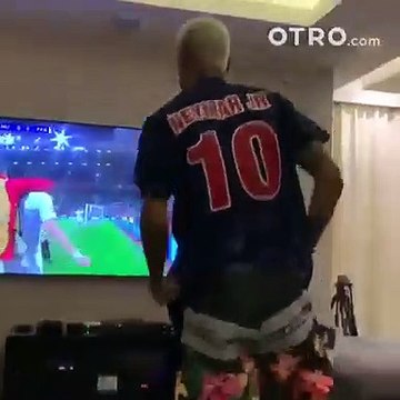 Até se levantou sem muletas. A festa de Neymar após a vitória do PSG