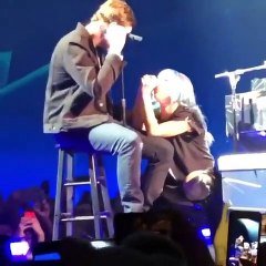 Lady Gaga e Bradley Cooper emocionam plateia ao cantar "Shallow"