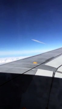 Aviões cruzam-se no céu em momento filmado por passageiro