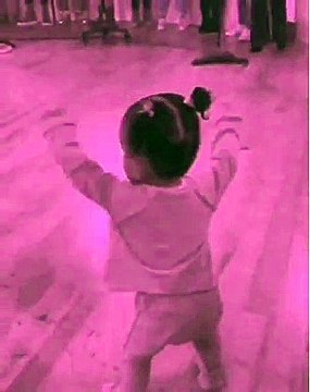 Bebé de Kim Kardashian dança em ensaio do pai, Kanye West, e encanta fãs