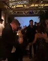 Vídeo: Selena Gomez diverte-se em casamento de amiga a dançar