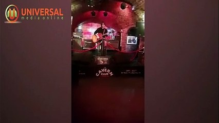 Cantor atacado durante atuação ao vivo