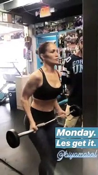 Jennifer Lopez exibe físico irrepreensível em treino de musculação