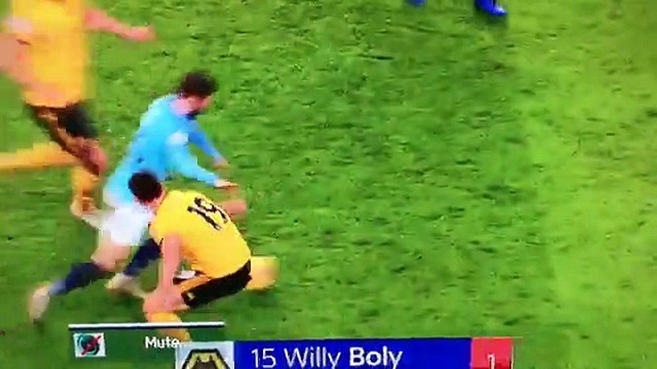 Entrada criminosa de Boly sobre Bernardo Silva