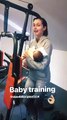 Bebé descansa, mãe treina: Cláudia Borges faz exercício com bebé ao colo