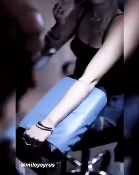 A menina rebelde voltou. Miley Cyrus faz tatuagem atrevida