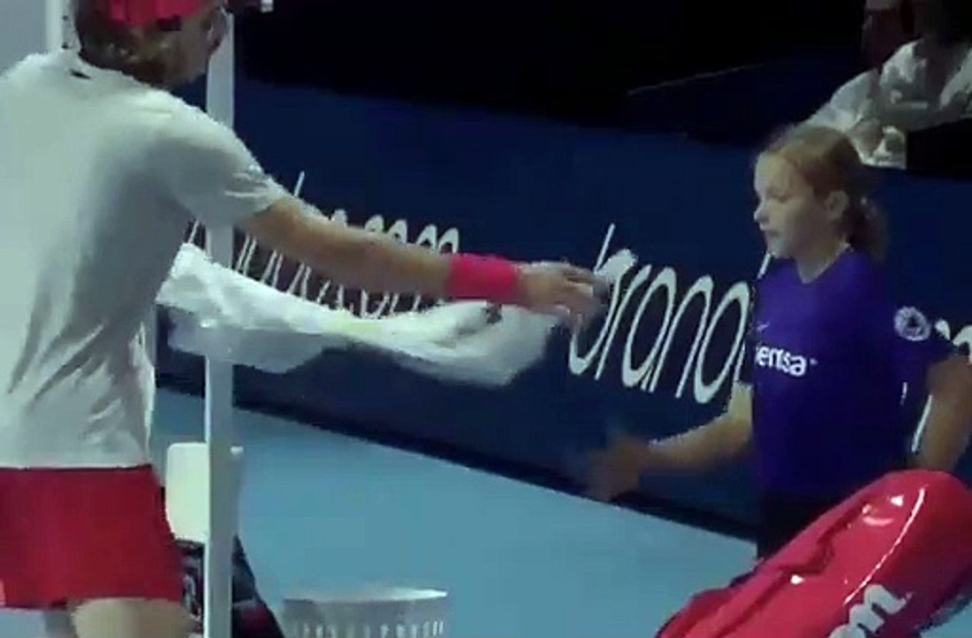 O gesto de Tsitsipas que está a irritar o mundo do ténis