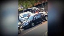 Criança de dois anos sai do carro com as mãos no ar