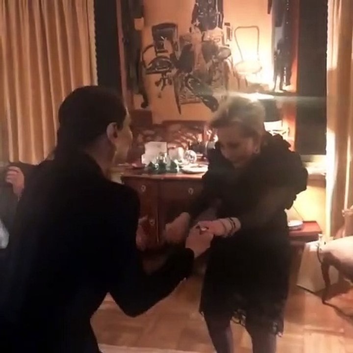 José Castelo Branco canta para Betty Grafstein em festa de aniversário