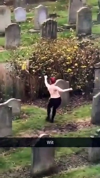 Mulher dança num cemitério