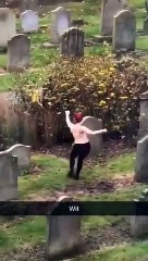 Mulher dança num cemitério