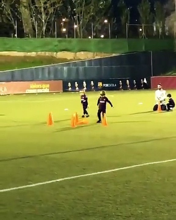 Vídeo: Shakira vibra ao ver filho marcar um golo