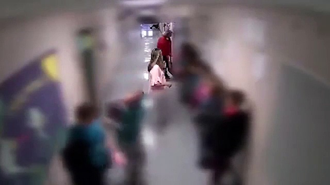 Professora arrasta menino autista