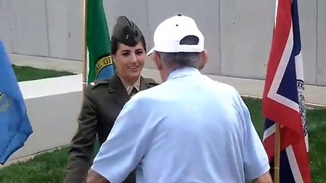 Avô pede permissão para abraçar neta