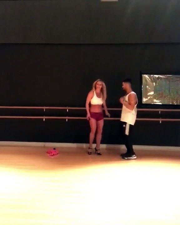 Britney Spears volta a mostrar dotes para a dança