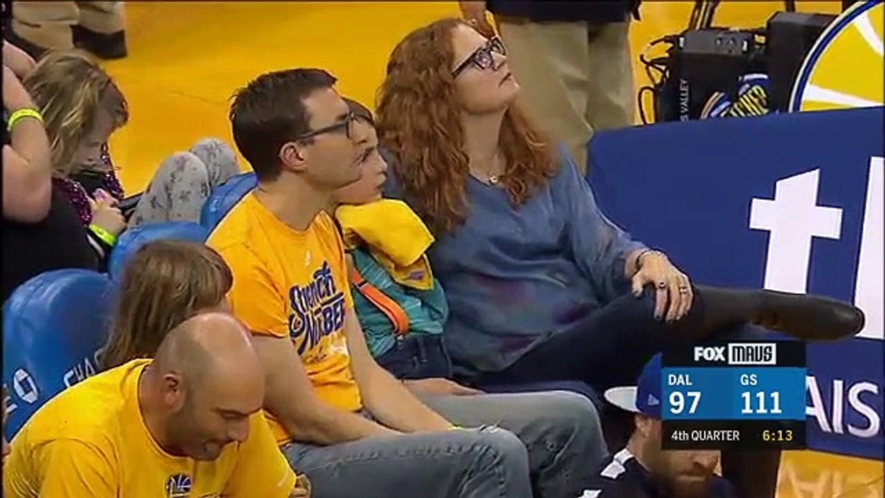 Doncic choca contra criança e acaba lesionado