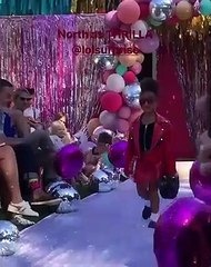 Aos cinco anos, filha de Kim Kardashian estreia-se na passerelle