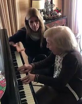 Bibá Pitta ao piano com a avó de 98 anos: Não é delicioso?