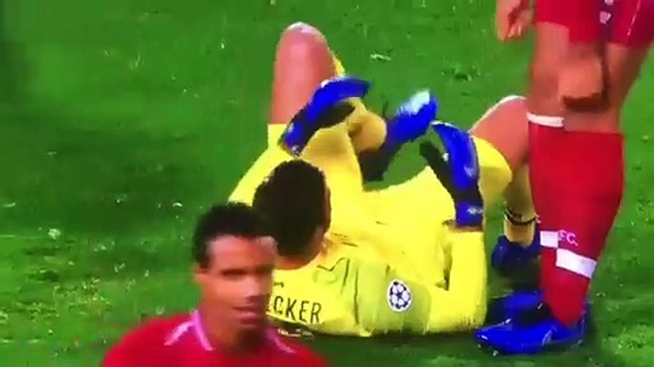 Defesa de Alisson diante do Nápoles