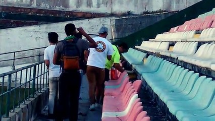 Adeptos do Estrela a limpar o estádio