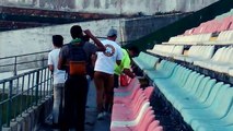 Adeptos do Estrela a limpar o estádio
