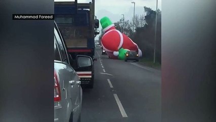 Pai natal insuflável solta-se no Reino Unido e causa caos no trânsito
