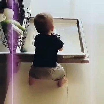 Com nove meses, filho de Núria Madruga já dança ao som de Kevinho