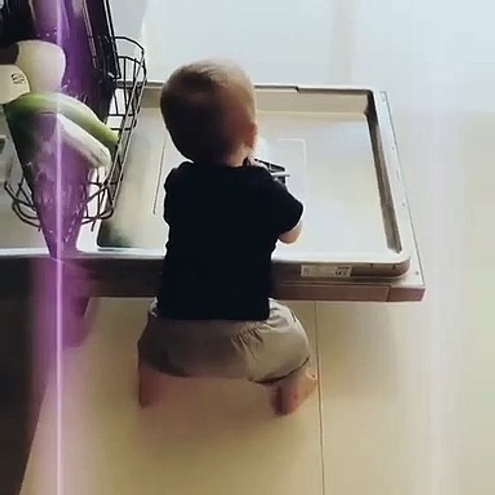 Com nove meses, filho de Núria Madruga já dança ao som de Kevinho