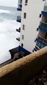 Ondas gigantes destroem varandas de prédio em Tenerife